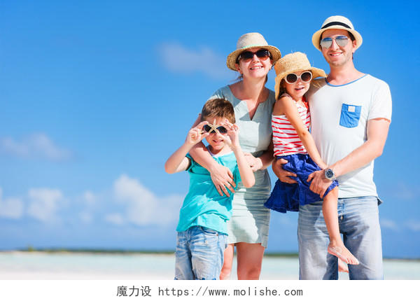 在海滩上的幸福美满的家庭幸福一家人幸福家庭幸福的人